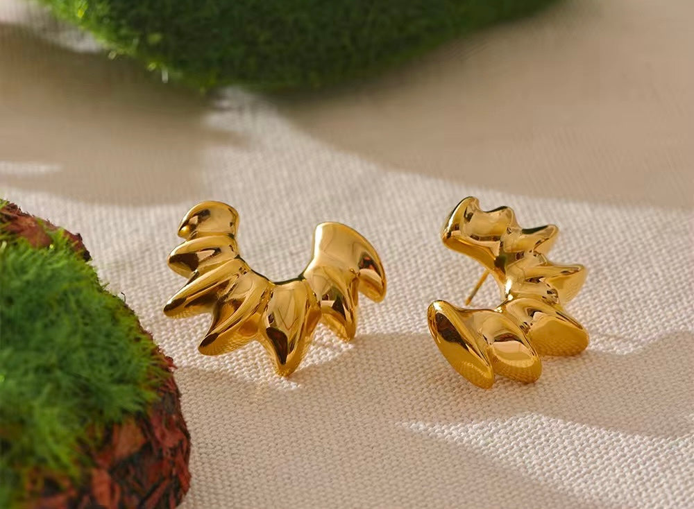 VINTAGE CROWN EARRING
