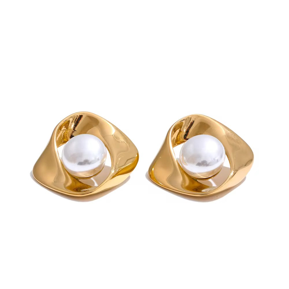 Classic Pearl Earring
