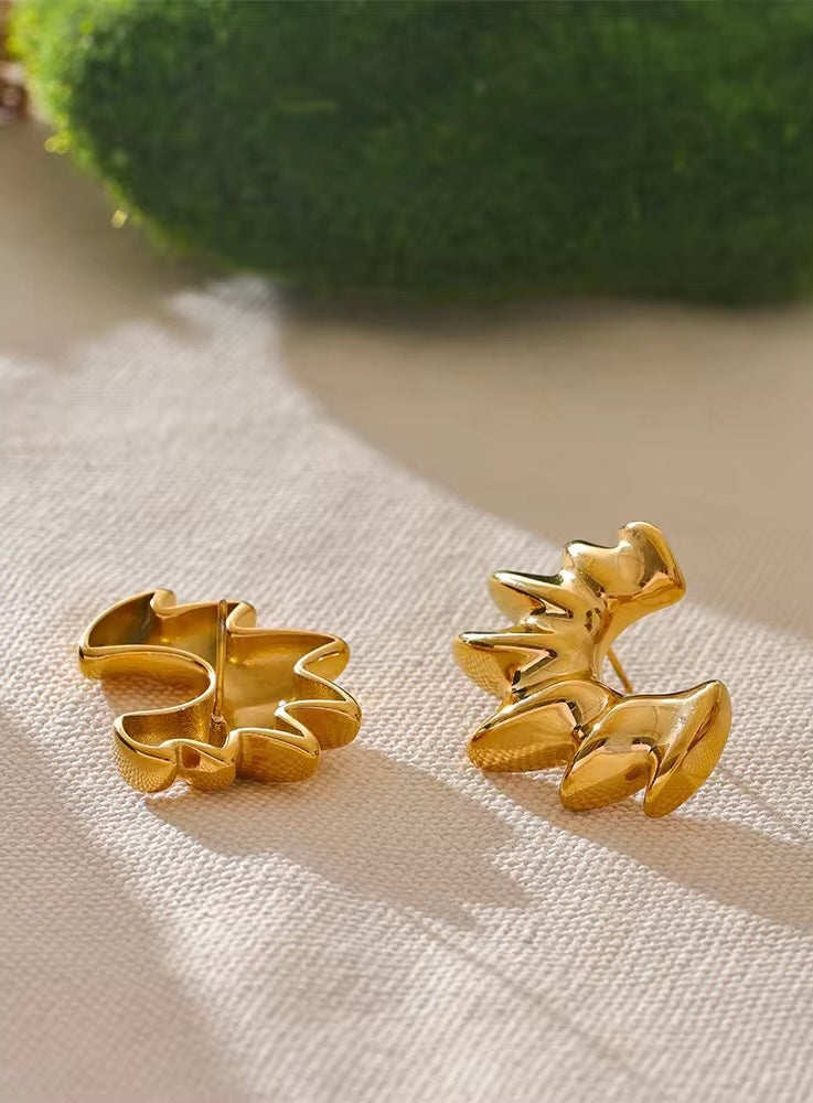 VINTAGE CROWN EARRING