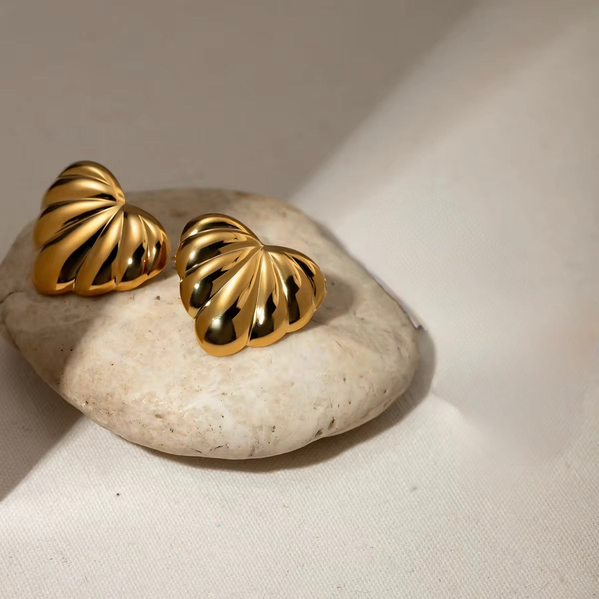 GOLDEN HEART STUD EARRINGS