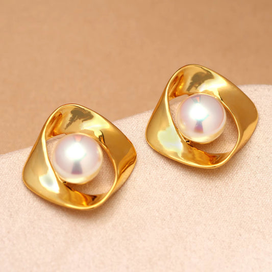 Classic Pearl Earring