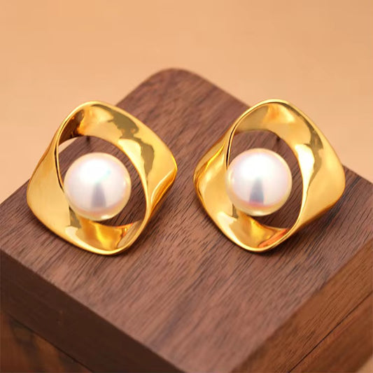 Classic Pearl Earring