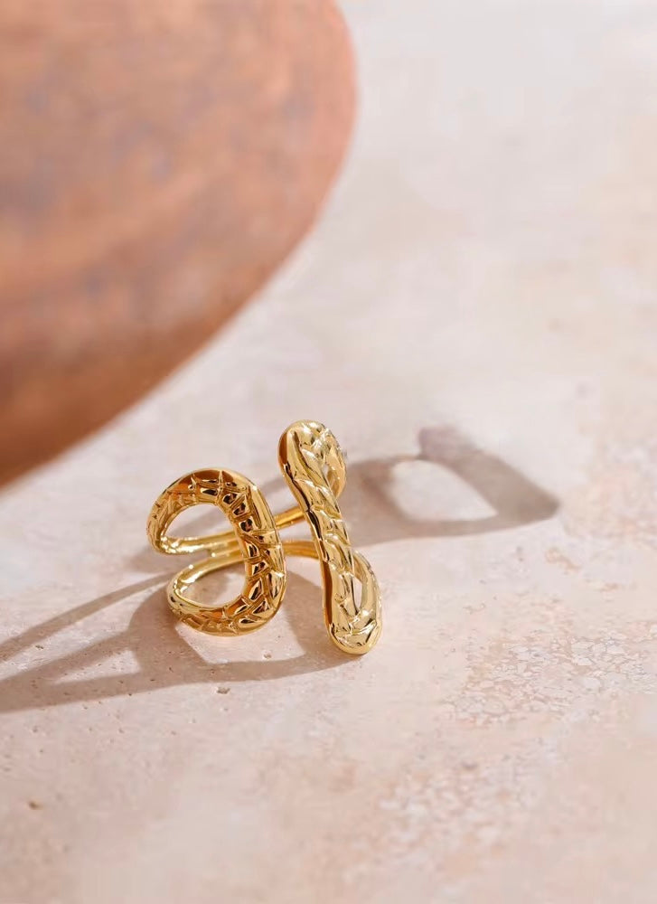 The Gold Curved Ring